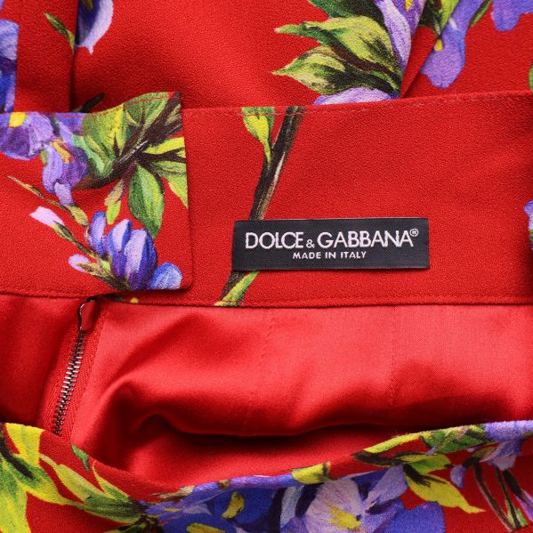 Dolce & Gabbana etikett i sidenrött foder på kjolen