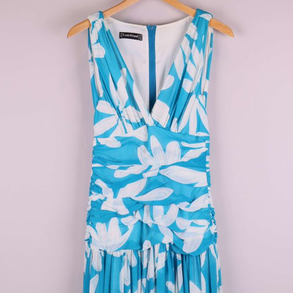 Närbild på överdelen av blåvit plisserad klänning