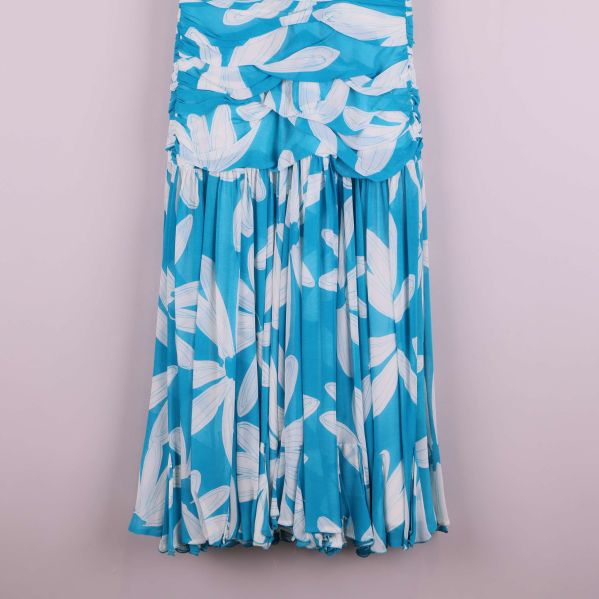 Närbild på plisserad kjol med blåvitt blommönster