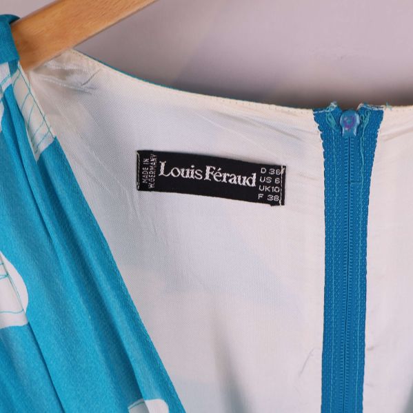 Närbild på Louis Féraud-märkeslapp på insidan av klänningen