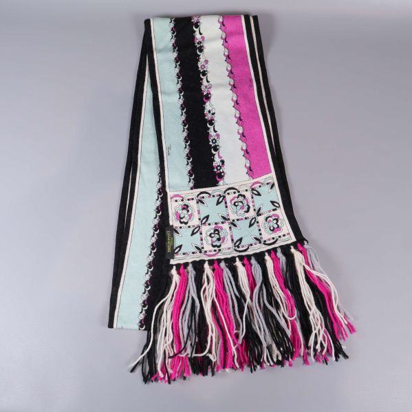 Lång halsduk med färgglada ränder och fransar