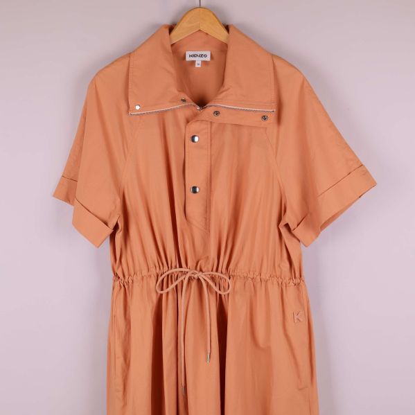 Detaljerad vy av överdelen med dragkedja och tryckknappar