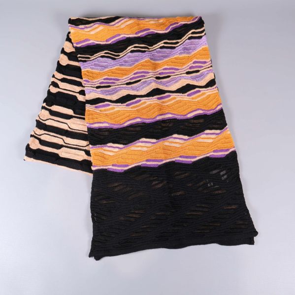 Halsduk med vågiga ränder i svart, beige, orange och lila