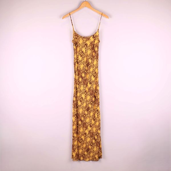 Lång mönstrad klänning på trägalge framifrån