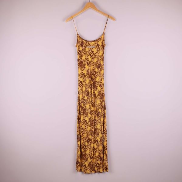 Lång mönstrad klänning på trägalge bakifrån