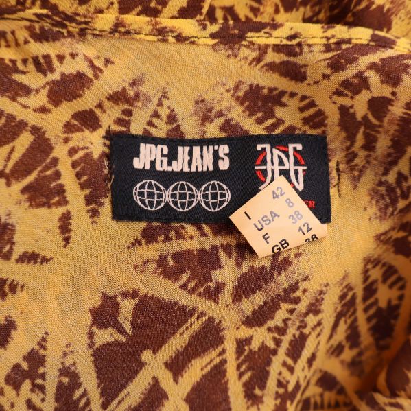 Närbild på JPG JEAN'S etikett och storlekslapp i sidan