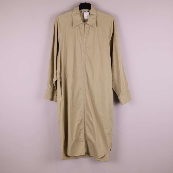 Beige lång skjortklänning upphängd framifrån