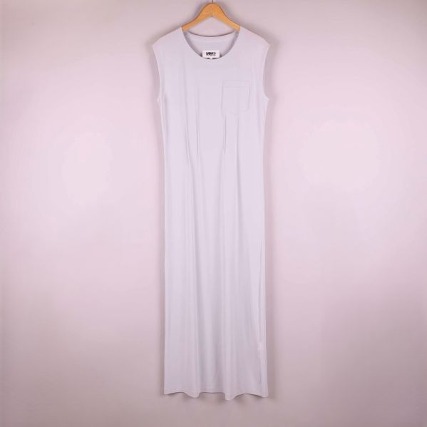 Vit ärmlös långklänning på galge mot ljus bakgrund