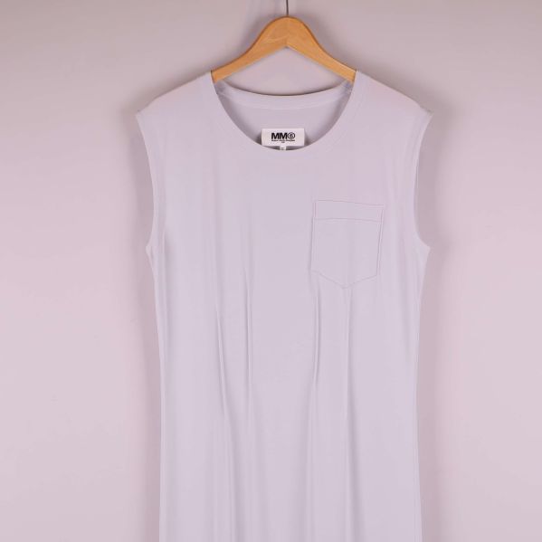 Övre del av vit klänning med ficka vid bröstet