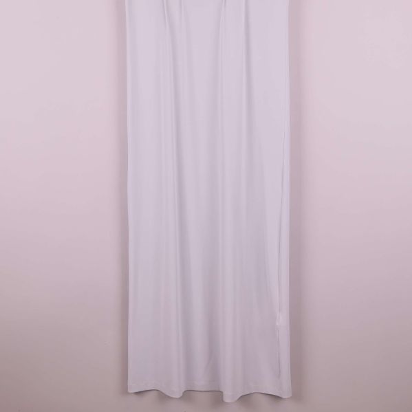 Nedre delen av vit långklänning, tygdetaljer syns