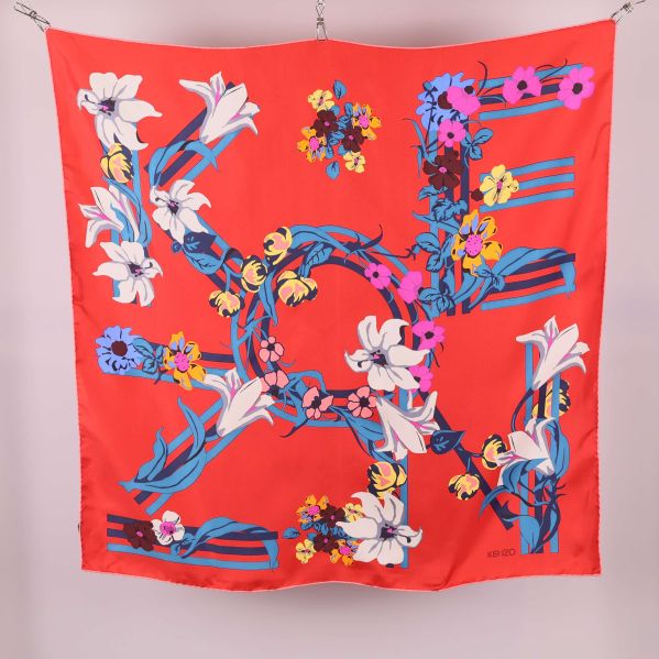 Röd scarf med färgstarkt Kenzo-blommönster och blå band