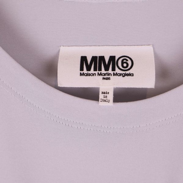 Närbild på etikett med MM6 Maison Martin Margiela-logga