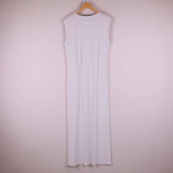 Vit ärmlös långklänning sedd bakifrån mot ljus bakgrund