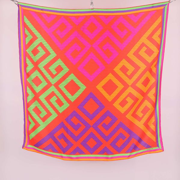 Sjal med grafiskt färgglatt mönster i fyrkantig form