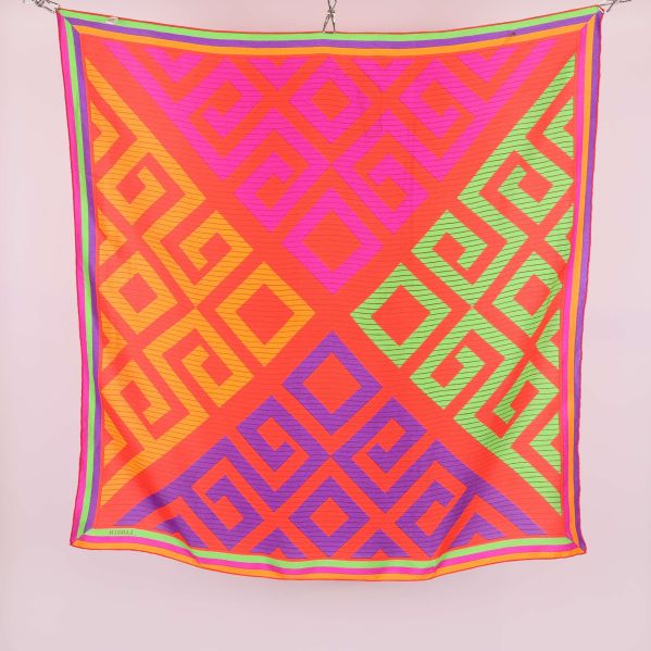 Närbild på sjalens mönster och färgkombination