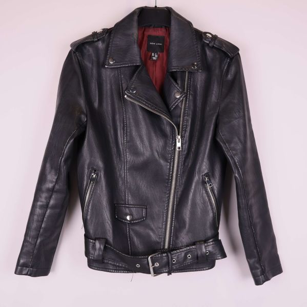 Svart bikerjacka med röd insida och dragkedjor