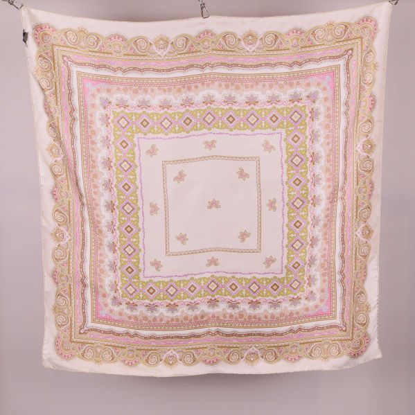 Scarfen visas bakifrån med dekorativ kant