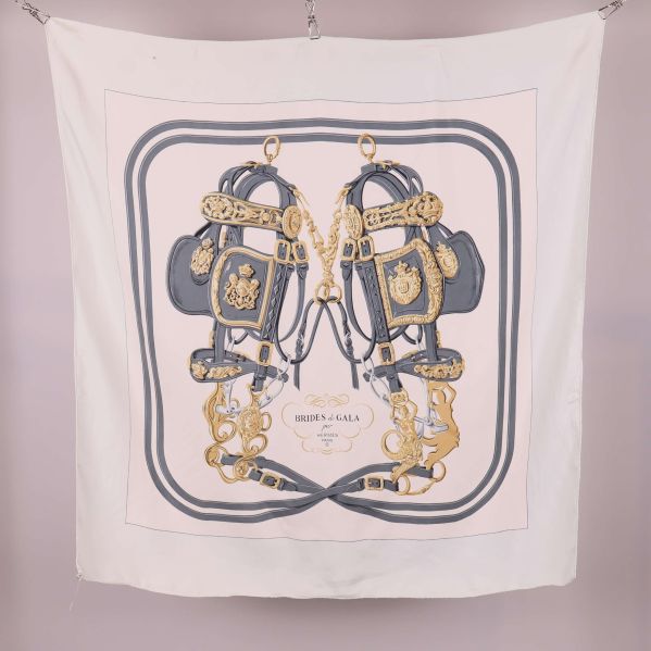 Kvadratisk vit sidenscarf med grått och guld färgmönster