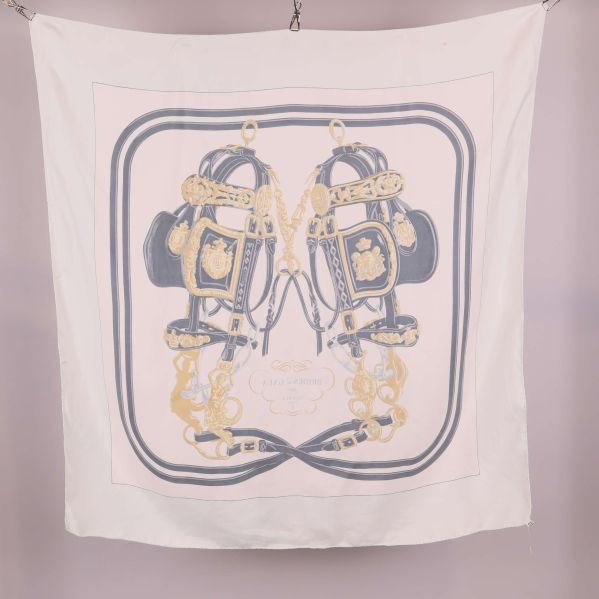 Sidenscarf med detaljrik illustration i grått och guldfärg