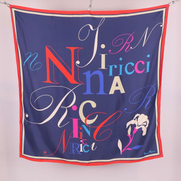 Marinblå scarf med färgglada bokstäver och blomma