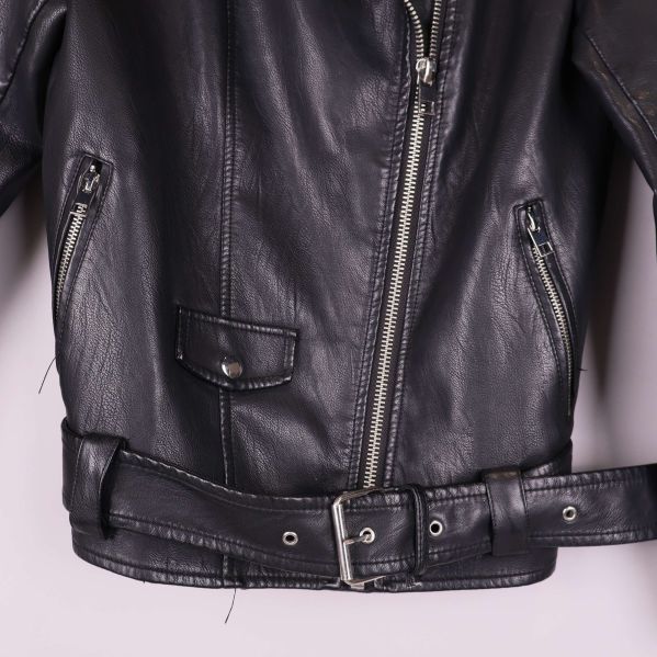 Närbild på fickor och bälte med spänne