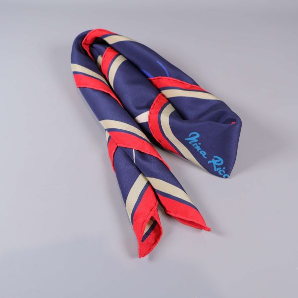 Hoprullad scarf med synlig röd kant och logotyp