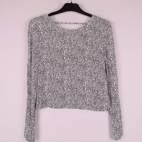 Leopardmönstrad blus med lång ärm och rund hals, framifrån