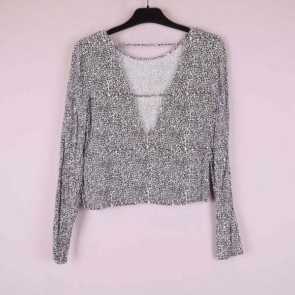 Leopardmönstrad blus med öppen rygg och rem upptill, bakifrån