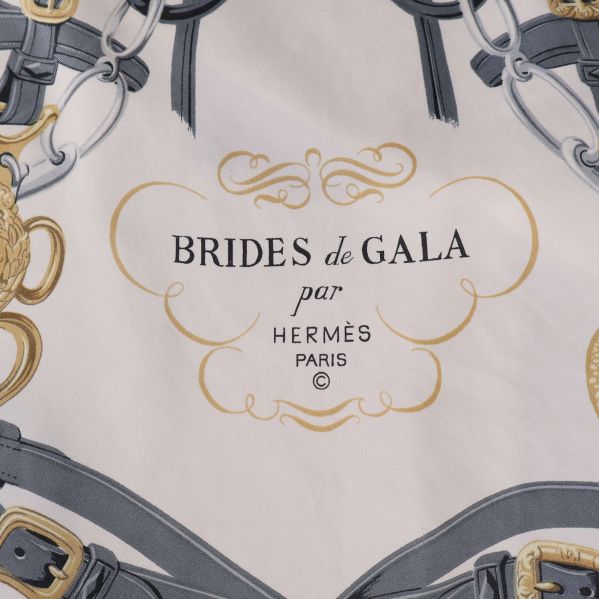 Närbild på Hermès Brides de Gala logotyp på scarfen