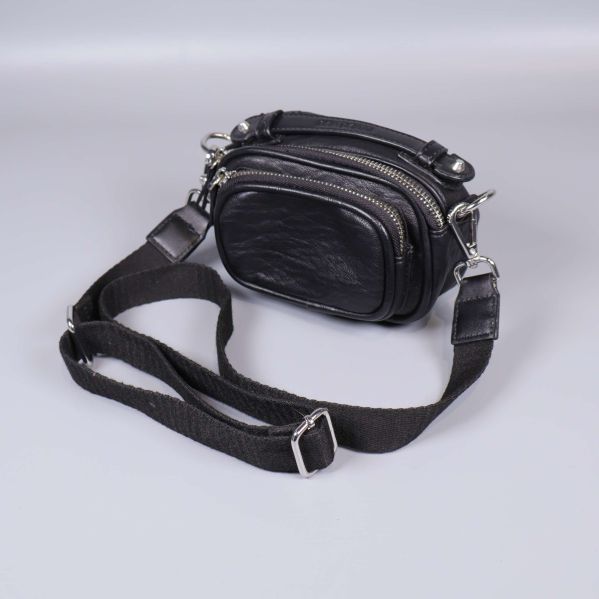 Svart väska med justerbar axelrem och flera dragkedjefack