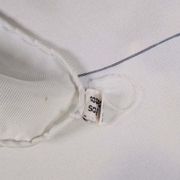 Etikett som visar 100% siden-material på scarfen