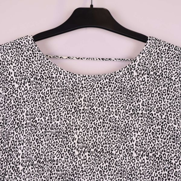 Närbild på leopardmönstrad halsringning med rem baktill