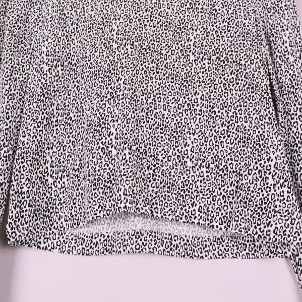 Närbild på nederkant av leopardmönstrad blus