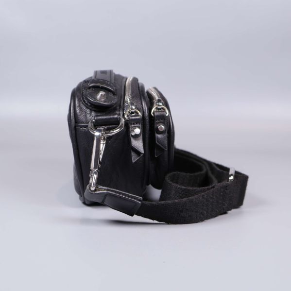 Närbild från sidan på svart väska och dess detaljer