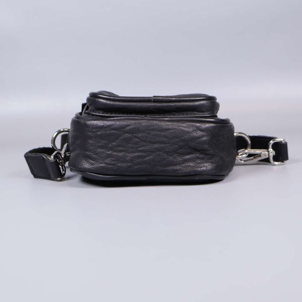 Undersidan av svart väska med slät yta