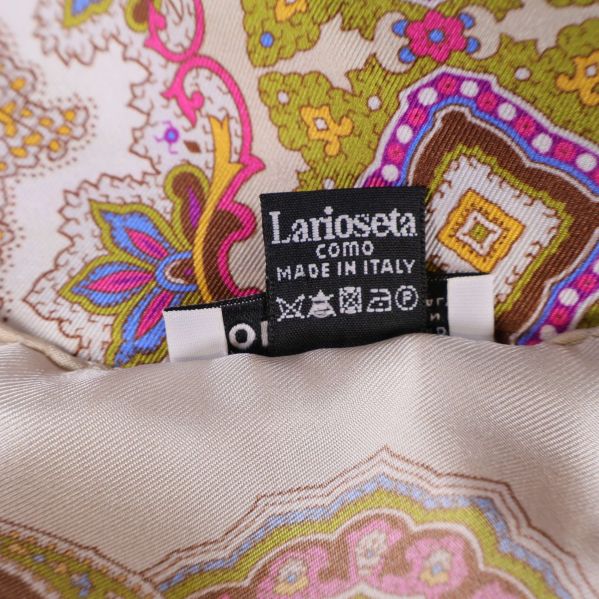 Närbild på Larioseta Como etikett samt tvättråd