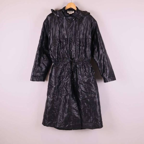 Svart glansig parkas med huva fotograferad framifrån