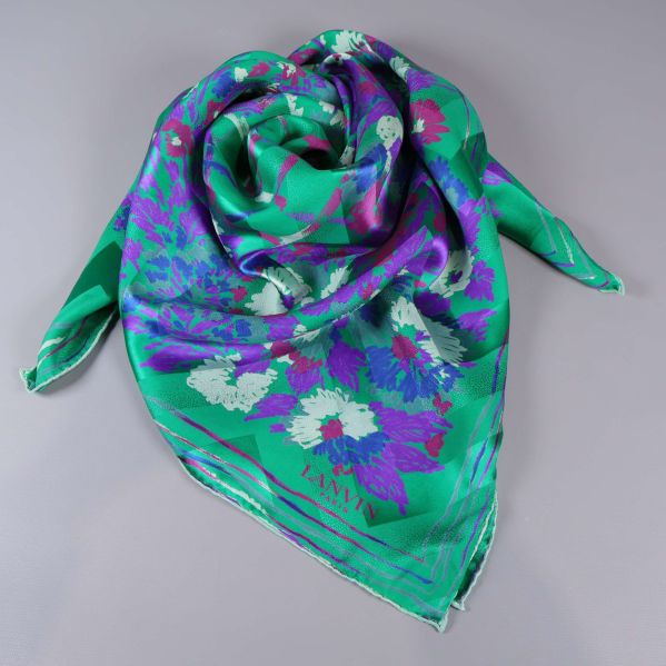 Grön scarf med vikta kanter och blommigt tryck