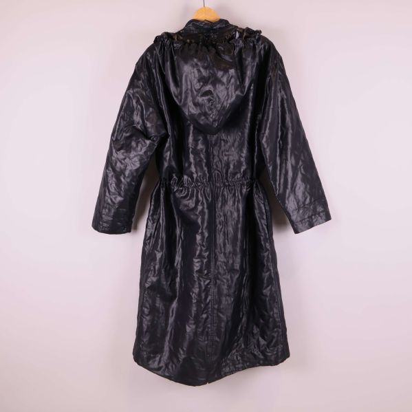 Svart  parkas med huva fotograferad bakifrån