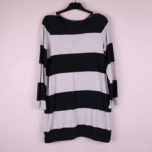 Framsida av långärmad tunika med breda svarta och grå ränder