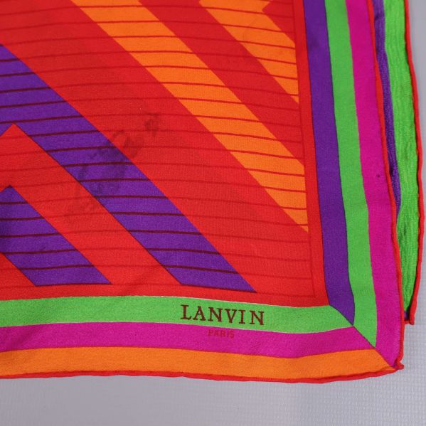 Hörnet av sjalen med Lanvin Paris-logga synlig