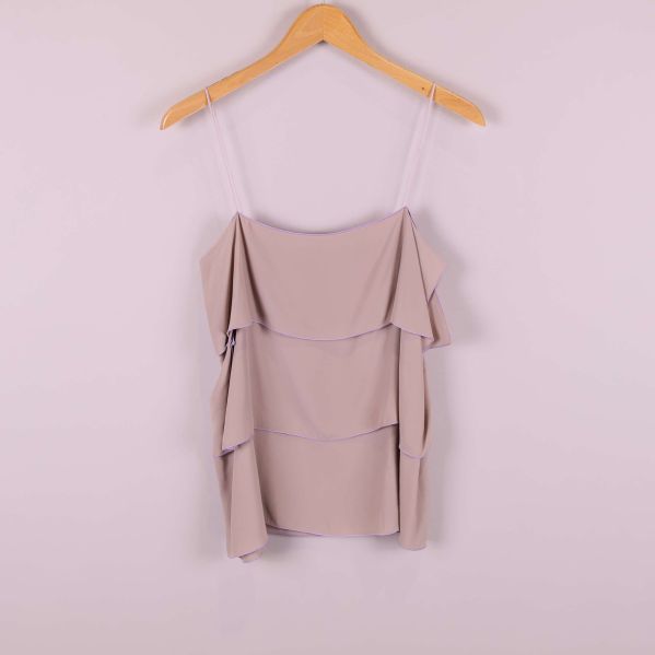 Beige volanglinne på galge, syn från framsidan