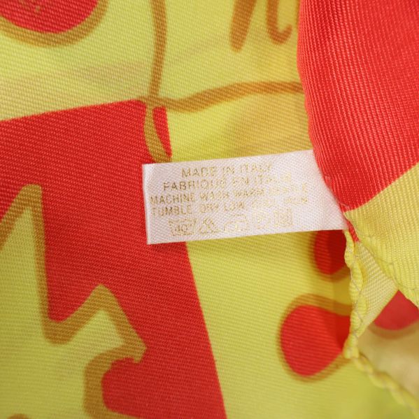 Närbild på etikett med tillverkningsland och skötselråd