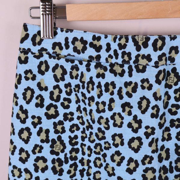 Detaljbild på midja och mönster på ljusblå leopardmönstrad kjol