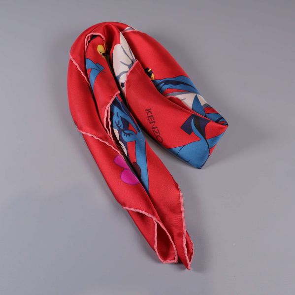 Scarfen vikt och rullad för att visa tygets glans