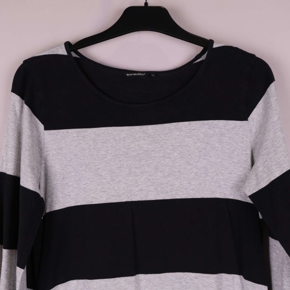 Närbild av halsringning och överdel på randig tunika