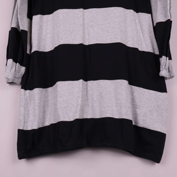 Närbild av nederdel på tunikan med breda ränder