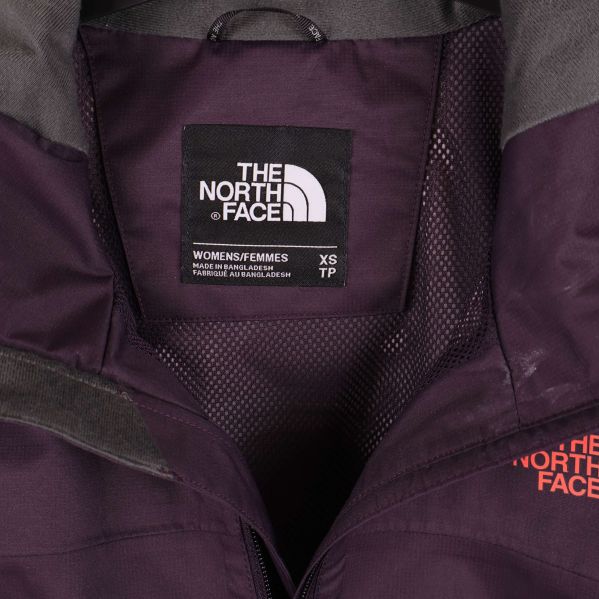 Insida av jacka med etikett från The North Face
