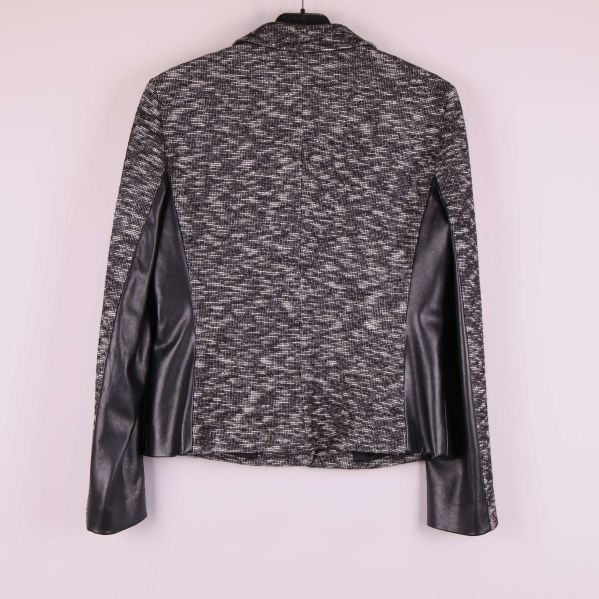 Baksidan av kavaj med kontrasterande svarta paneler