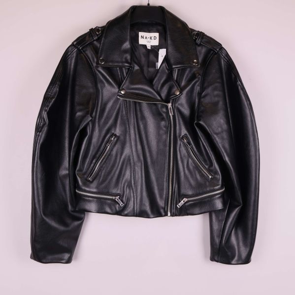 Kort svart bikerjacka med dragkedjor framtill